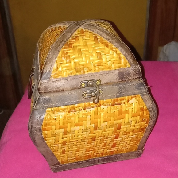 Rattin woven straw hinge basket - Picture 1 of 3